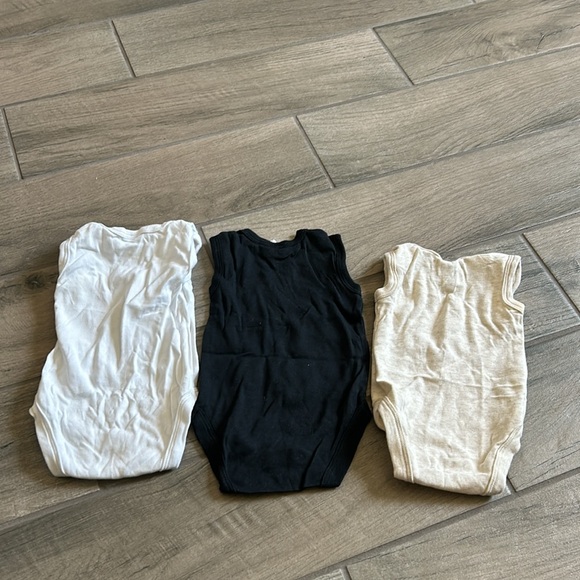 Baby berry neutral tops - Picture 5 of 5